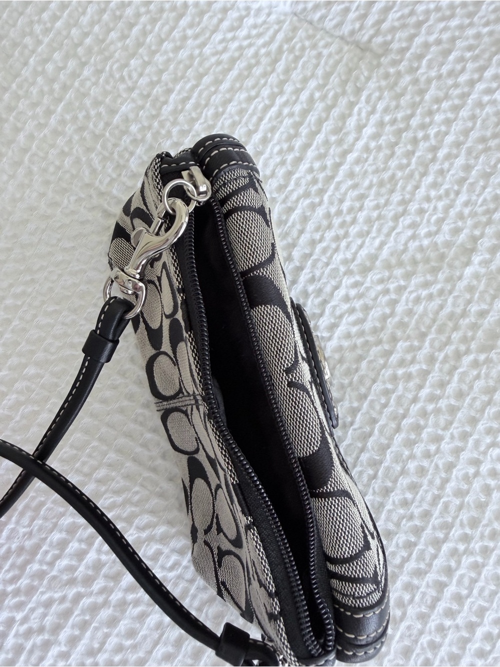 Y2K Coach Signature Canvas Turnlock Wristlet in Grey & Black - Picture 4 of 7